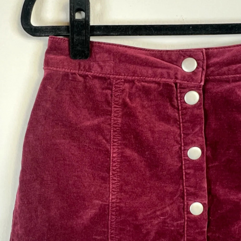 Brandy Melville Velour Snap Front Mini Skirt Burgundy Stretch Women's Sz Medium - Picture 3 of 8